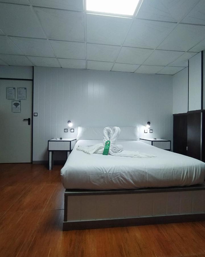 Hostal Avenida Andalucia - Solo Adultos Севиля Екстериор снимка