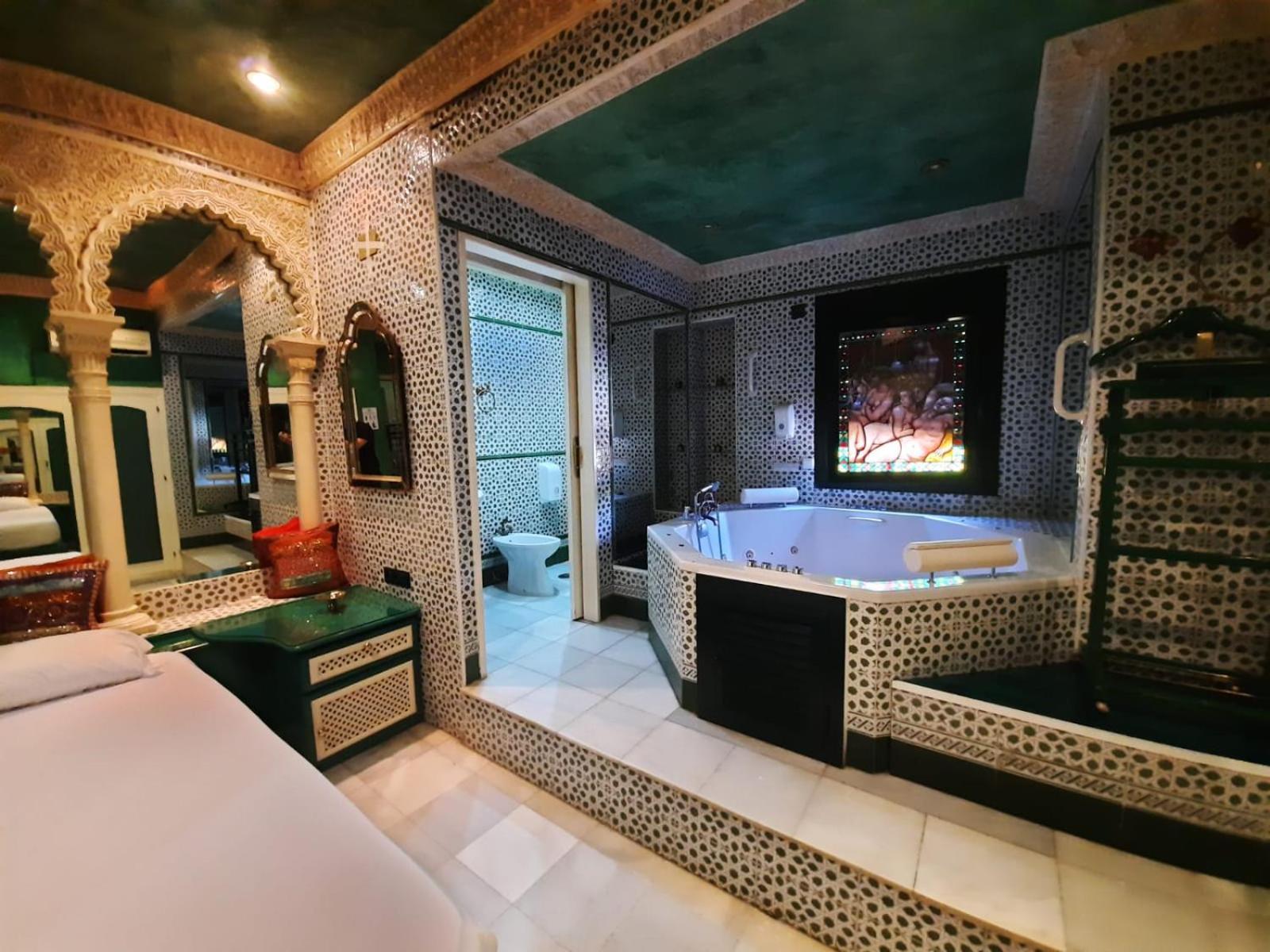 Hostal Avenida Andalucia - Solo Adultos Севиля Екстериор снимка