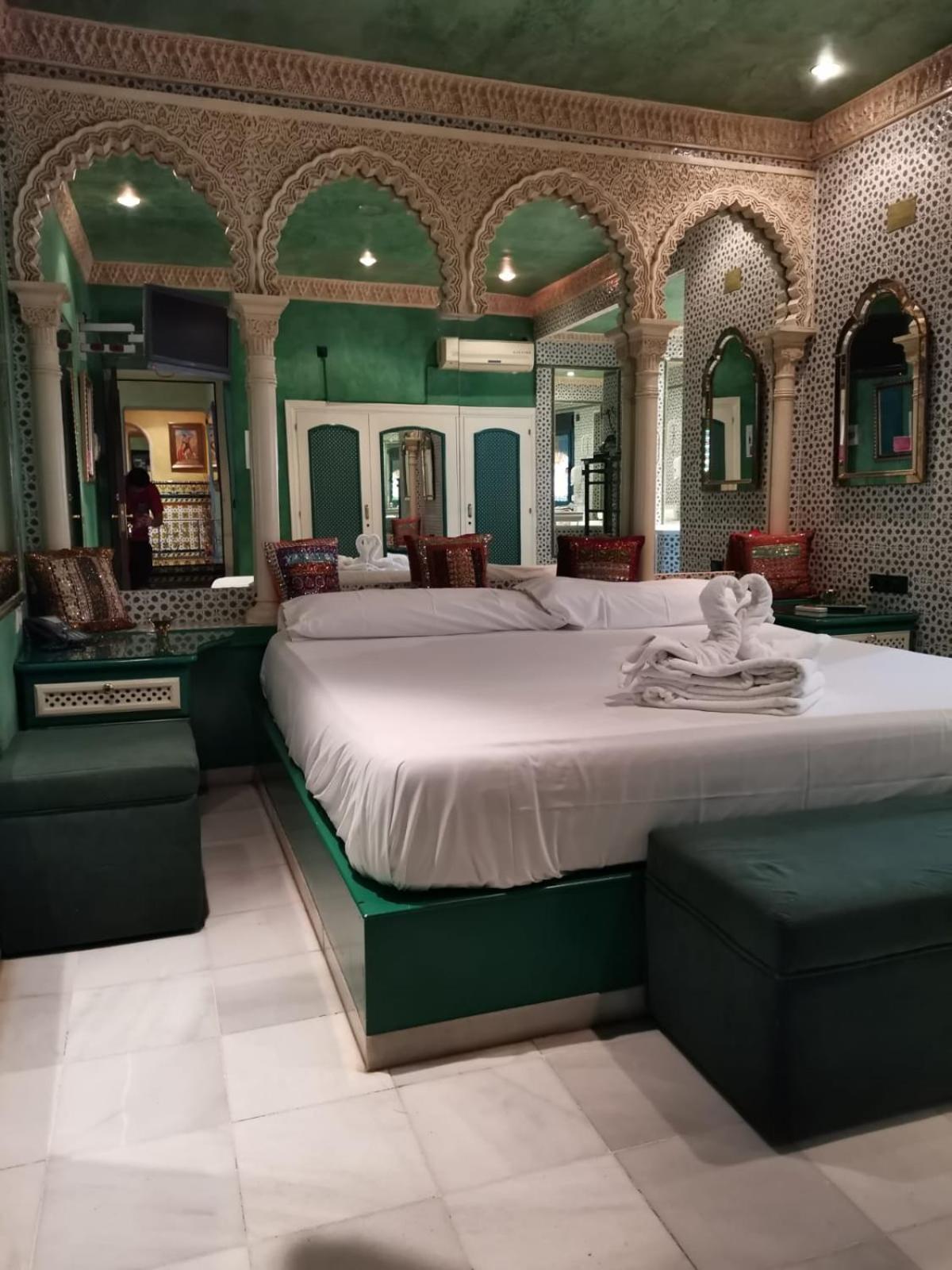 Hostal Avenida Andalucia - Solo Adultos Севиля Екстериор снимка