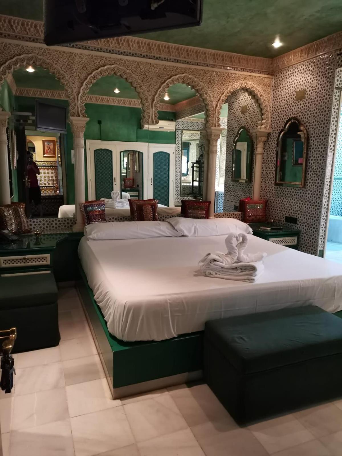 Hostal Avenida Andalucia - Solo Adultos Севиля Екстериор снимка