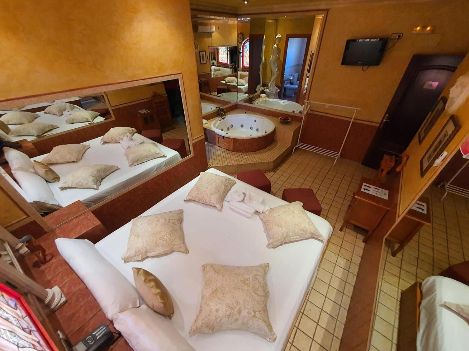 Hostal Avenida Andalucia - Solo Adultos Севиля Екстериор снимка