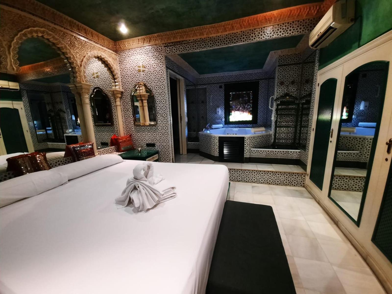 Hostal Avenida Andalucia - Solo Adultos Севиля Екстериор снимка