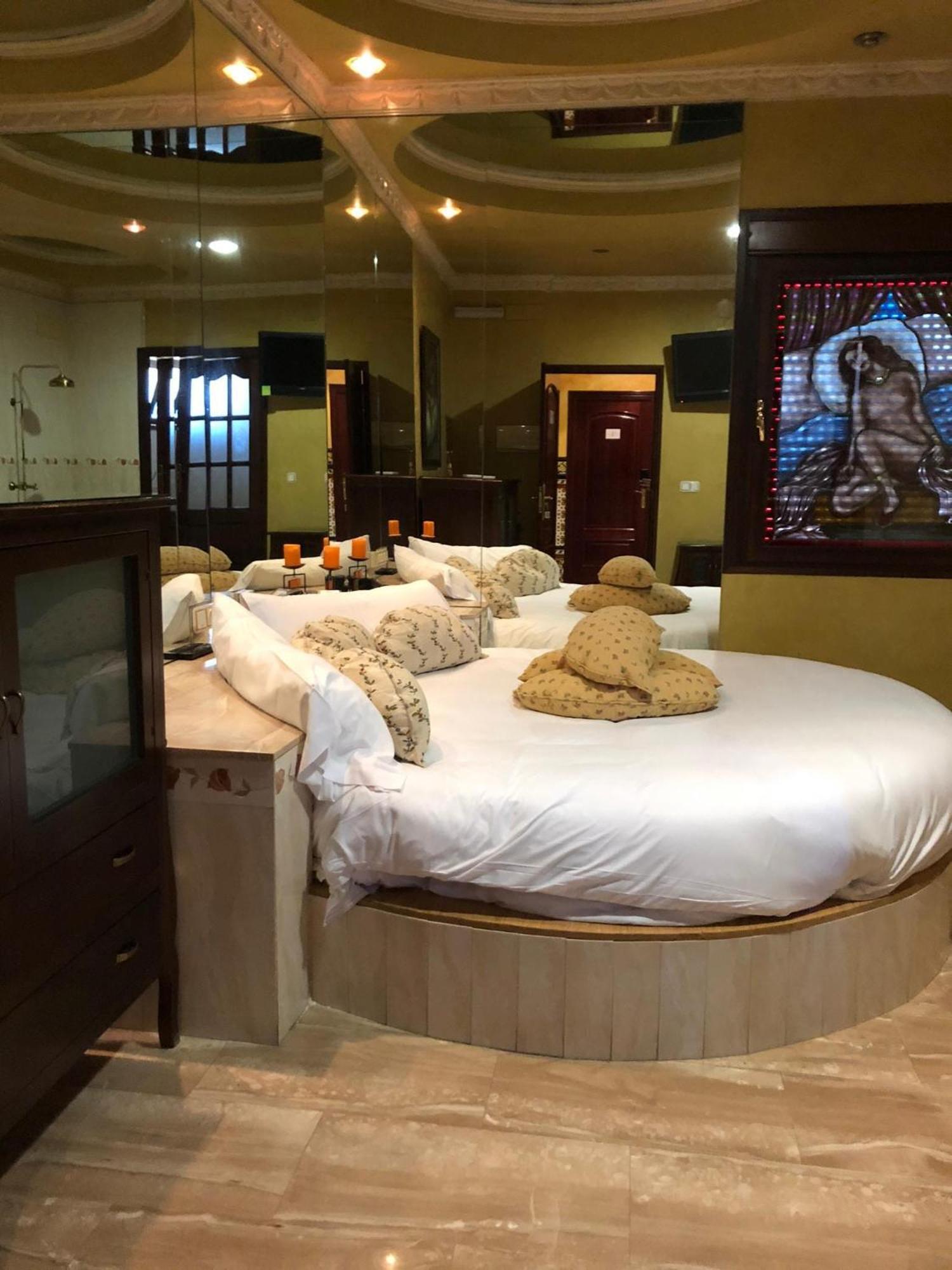 Hostal Avenida Andalucia - Solo Adultos Севиля Екстериор снимка