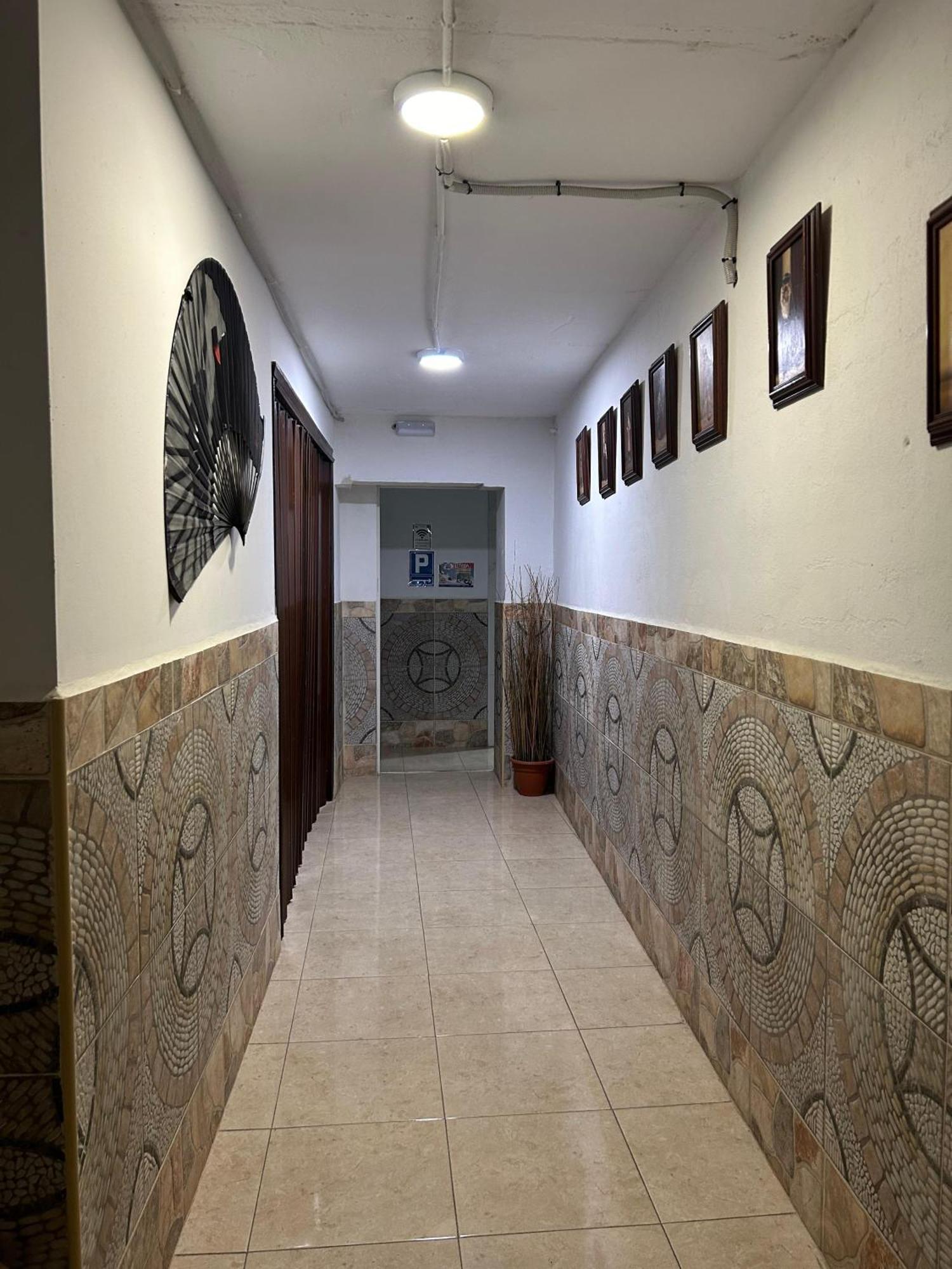 Hostal Avenida Andalucia - Solo Adultos Севиля Екстериор снимка